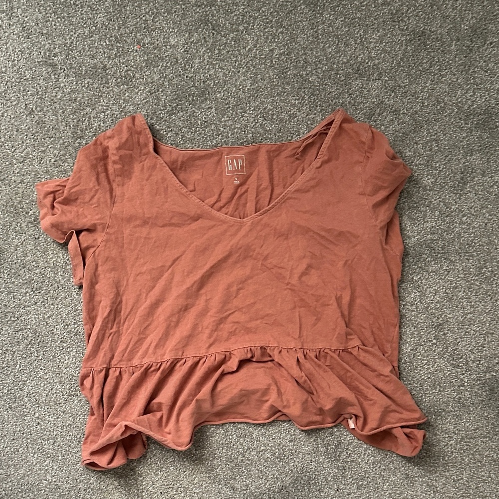 GAP Women's Rust Short Sleeve V-Neck Ruffle Crop Top